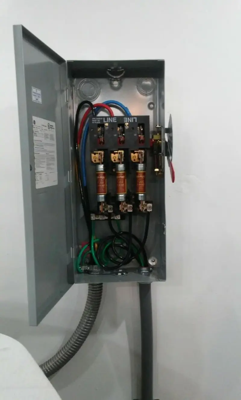 Three-phase disconnect switch installed for Smoke Detector Installation in Le Ray